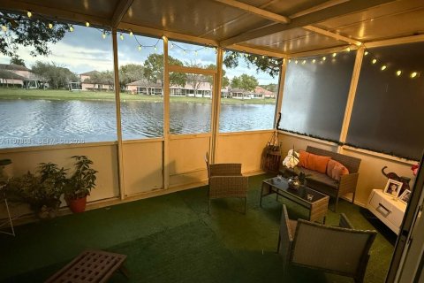 Снять в аренду таунхаус в Пемброк-Пайнс, Флорида 2 спальни, 126.44м2, № 2043476 - фото 5