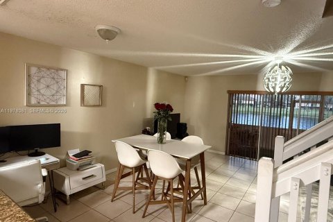 Снять в аренду таунхаус в Пемброк-Пайнс, Флорида 2 спальни, 126.44м2, № 2043476 - фото 4