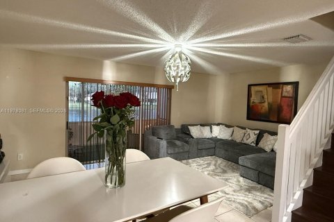 Снять в аренду таунхаус в Пемброк-Пайнс, Флорида 2 спальни, 126.44м2, № 2043476 - фото 9