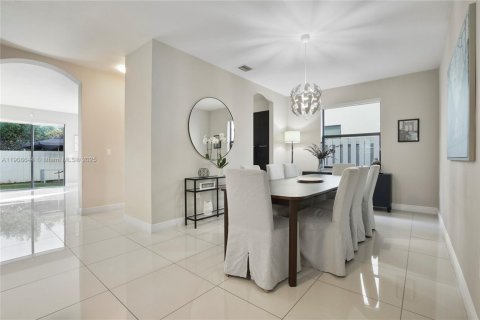 Villa ou maison à vendre à Doral, Floride: 5 chambres, 277.96 m2 № 1966639 - photo 9