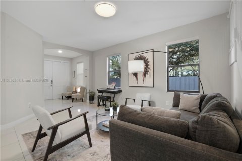 Villa ou maison à vendre à Doral, Floride: 5 chambres, 277.96 m2 № 1966639 - photo 11