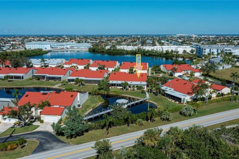 House in Punta Gorda, Florida 3 bedrooms, 239.87 sq.m. № 1907571 - photo 5