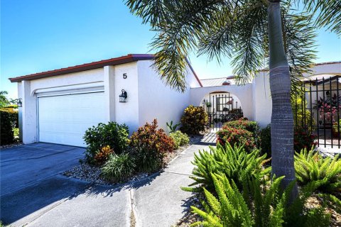 House in Punta Gorda, Florida 3 bedrooms, 239.87 sq.m. № 1907571 - photo 1