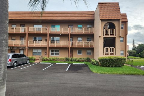 Condo in Sunrise, Florida, 2 bedrooms  № 1957545 - photo 1