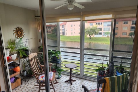 Condo in Sunrise, Florida, 2 bedrooms  № 1957545 - photo 12