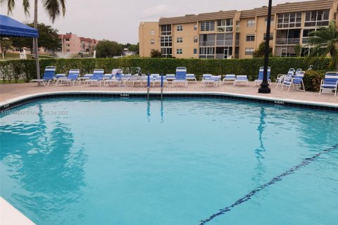 Condo in Sunrise, Florida, 2 bedrooms  № 1957545 - photo 24