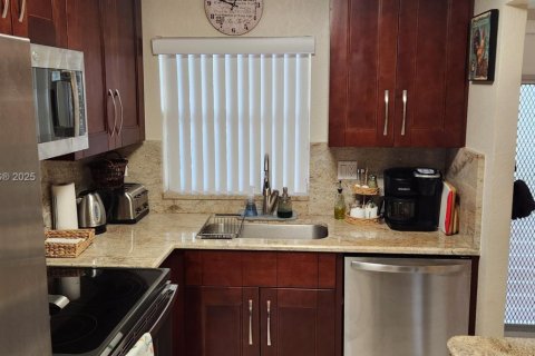 Condo in Sunrise, Florida, 2 bedrooms  № 1957545 - photo 2