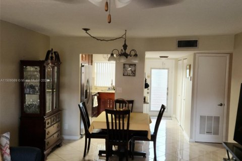 Condo in Sunrise, Florida, 2 bedrooms  № 1957545 - photo 27
