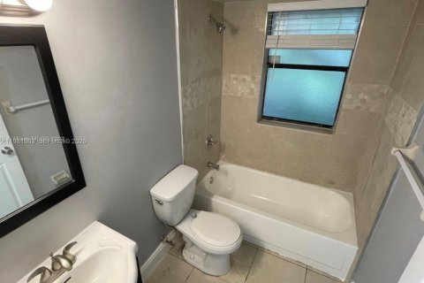 Condo in Fort Lauderdale, Florida, 2 bedrooms  № 2042971 - photo 17