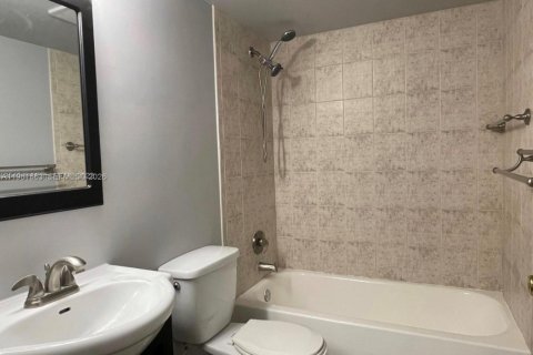 Condo in Fort Lauderdale, Florida, 2 bedrooms  № 2042971 - photo 14