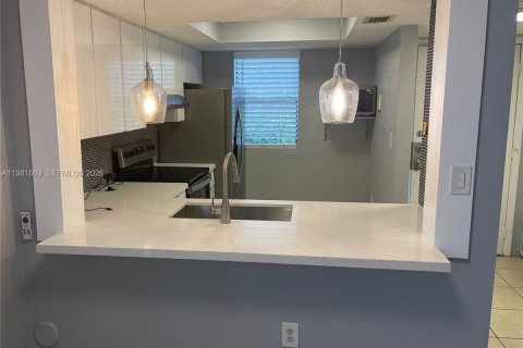 Condo in Fort Lauderdale, Florida, 2 bedrooms  № 2042971 - photo 4