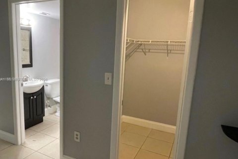 Condo in Fort Lauderdale, Florida, 2 bedrooms  № 2042971 - photo 13