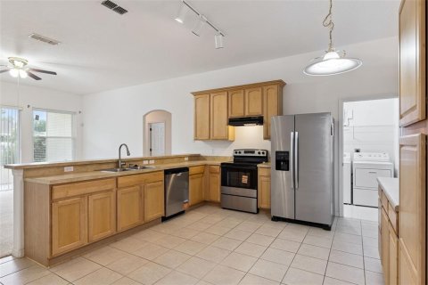 House in Deltona, Florida 4 bedrooms, 196.21 sq.m. № 2394226 - photo 11
