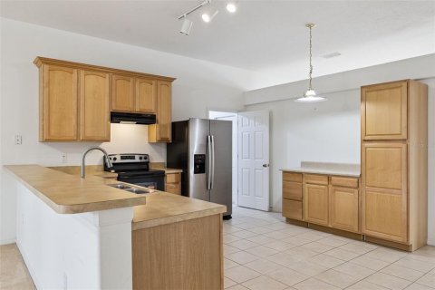 House in Deltona, Florida 4 bedrooms, 196.21 sq.m. № 2394226 - photo 14