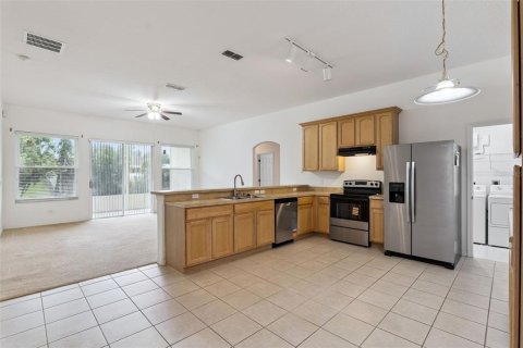 House in Deltona, Florida 4 bedrooms, 196.21 sq.m. № 2394226 - photo 15