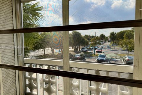 Apartamento en alquiler en Miami, Florida, 2 dormitorios, 93.65 m2 № 2043841 - foto 3