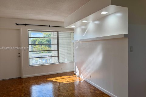 Apartamento en alquiler en Miami, Florida, 2 dormitorios, 93.65 m2 № 2043841 - foto 4