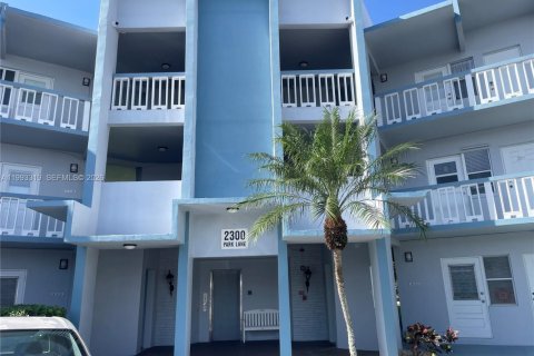Condo in Hollywood, Florida, 1 bedroom  № 2260356 - photo 2