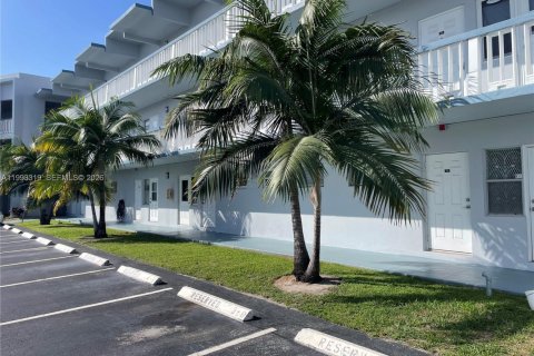 Condo in Hollywood, Florida, 1 bedroom  № 2260356 - photo 18