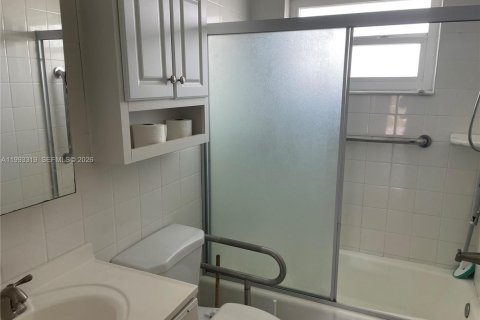 Condo in Hollywood, Florida, 1 bedroom  № 2260356 - photo 10