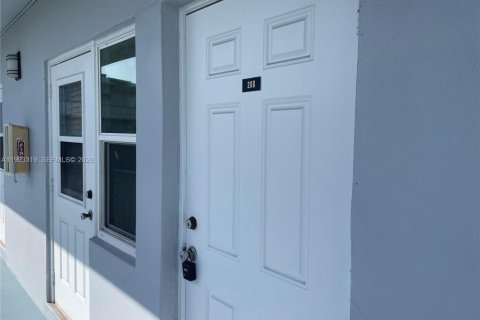 Condo in Hollywood, Florida, 1 bedroom  № 2260356 - photo 17