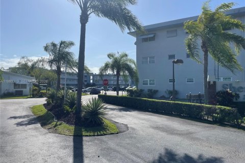 Condo in Hollywood, Florida, 1 bedroom  № 2260356 - photo 19