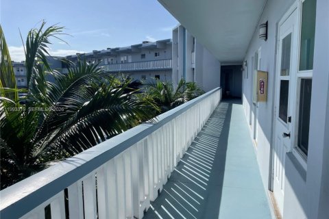 Condo in Hollywood, Florida, 1 bedroom  № 2260356 - photo 3
