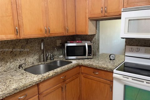 Condo in Hollywood, Florida, 1 bedroom  № 2260356 - photo 6