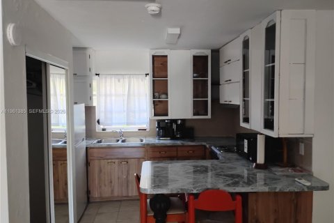 Villa ou maison à louer à Pompano Beach, Floride: 355.35 m2 № 2023915 - photo 6