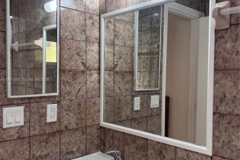 Villa ou maison à louer à Pompano Beach, Floride: 355.35 m2 № 2023915 - photo 7