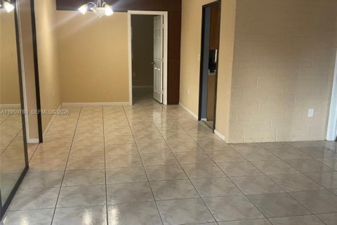 Casa en venta en Sunrise, Florida, 5 dormitorios, 126.35 m2 № 2027076 - foto 11