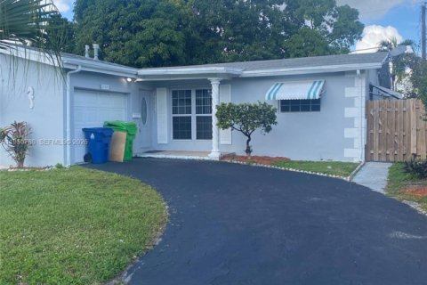 Casa en venta en Sunrise, Florida, 5 dormitorios, 126.35 m2 № 2027076 - foto 2