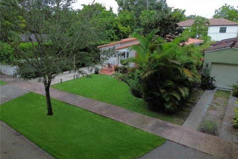 House in Coral Gables, Florida 2 bedrooms, 126.53 sq.m. № 1946542 - photo 10