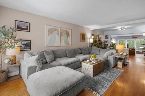 House in Coral Gables, Florida 2 bedrooms, 126.53 sq.m. № 1946542 - photo 11