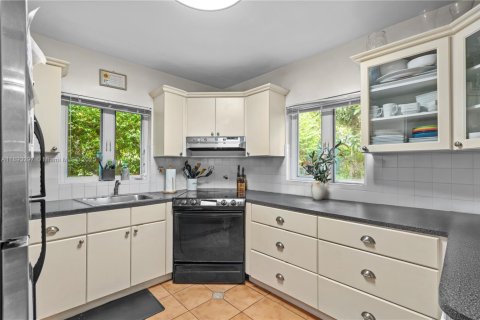 House in Coral Gables, Florida 2 bedrooms, 126.53 sq.m. № 1946542 - photo 21