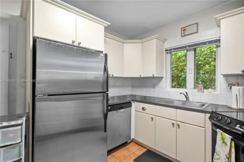 House in Coral Gables, Florida 2 bedrooms, 126.53 sq.m. № 1946542 - photo 22