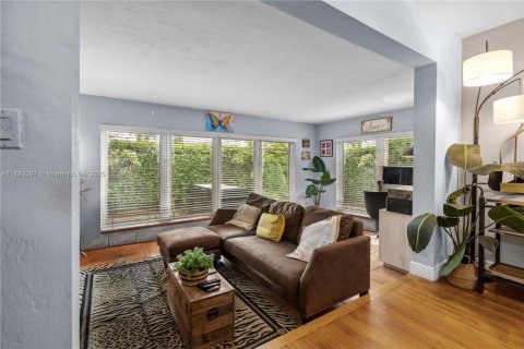 House in Coral Gables, Florida 2 bedrooms, 126.53 sq.m. № 1946542 - photo 16