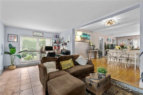 House in Coral Gables, Florida 2 bedrooms, 126.53 sq.m. № 1946542 - photo 20