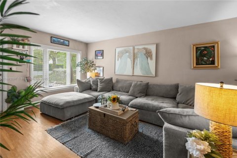 House in Coral Gables, Florida 2 bedrooms, 126.53 sq.m. № 1946542 - photo 12