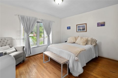 House in Coral Gables, Florida 2 bedrooms, 126.53 sq.m. № 1946542 - photo 27