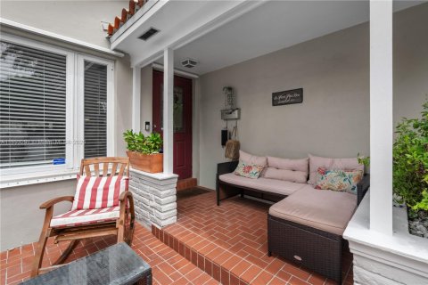 House in Coral Gables, Florida 2 bedrooms, 126.53 sq.m. № 1946542 - photo 4