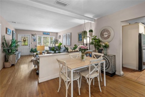 House in Coral Gables, Florida 2 bedrooms, 126.53 sq.m. № 1946542 - photo 14