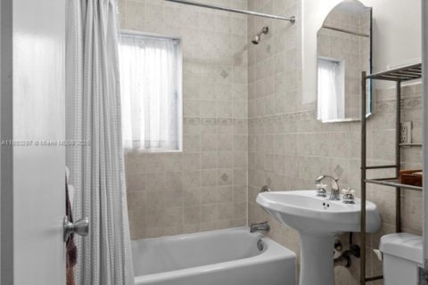 House in Coral Gables, Florida 2 bedrooms, 126.53 sq.m. № 1946542 - photo 26