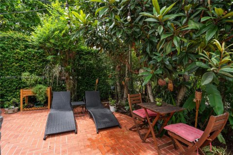 House in Coral Gables, Florida 2 bedrooms, 126.53 sq.m. № 1946542 - photo 30