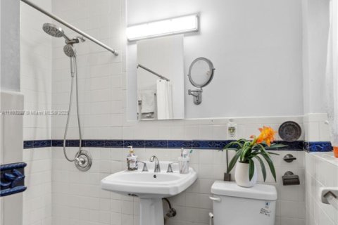 House in Coral Gables, Florida 2 bedrooms, 126.53 sq.m. № 1946542 - photo 29