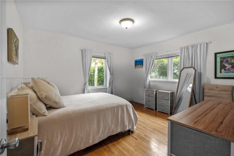 House in Coral Gables, Florida 2 bedrooms, 126.53 sq.m. № 1946542 - photo 25