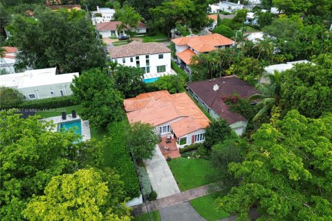 House in Coral Gables, Florida 2 bedrooms, 126.53 sq.m. № 1946542 - photo 8