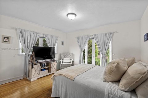 House in Coral Gables, Florida 2 bedrooms, 126.53 sq.m. № 1946542 - photo 28