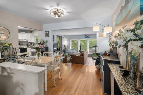 House in Coral Gables, Florida 2 bedrooms, 126.53 sq.m. № 1946542 - photo 13