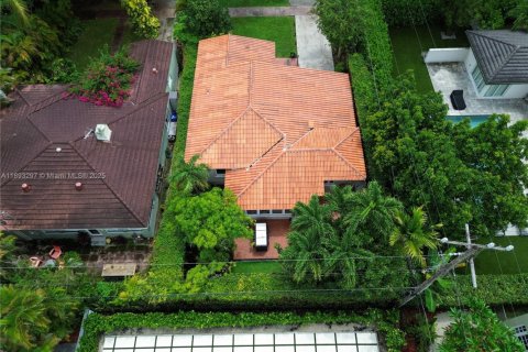 House in Coral Gables, Florida 2 bedrooms, 126.53 sq.m. № 1946542 - photo 7
